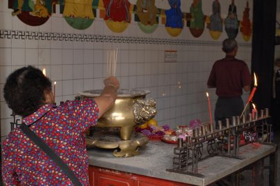 Frau mit R&auml;cherst&auml;bchen